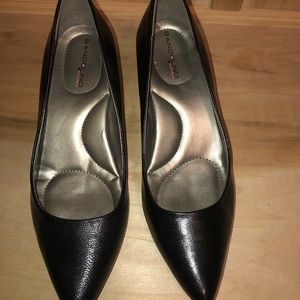 Black small heel pump never worn
